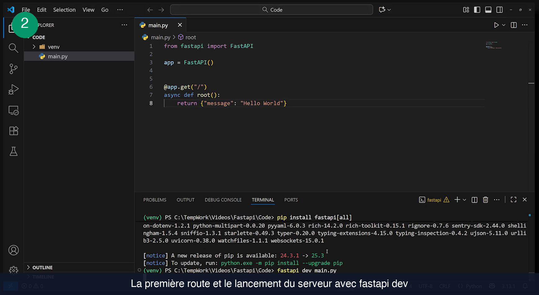 Fichier main.py de huit lignes affiché dans VS Code avec le décorateur @app.get barre oblique, la fonction async def root et le retour du dictionnaire message Hello World, et le terminal qui exécute la commande fastapi dev main.py